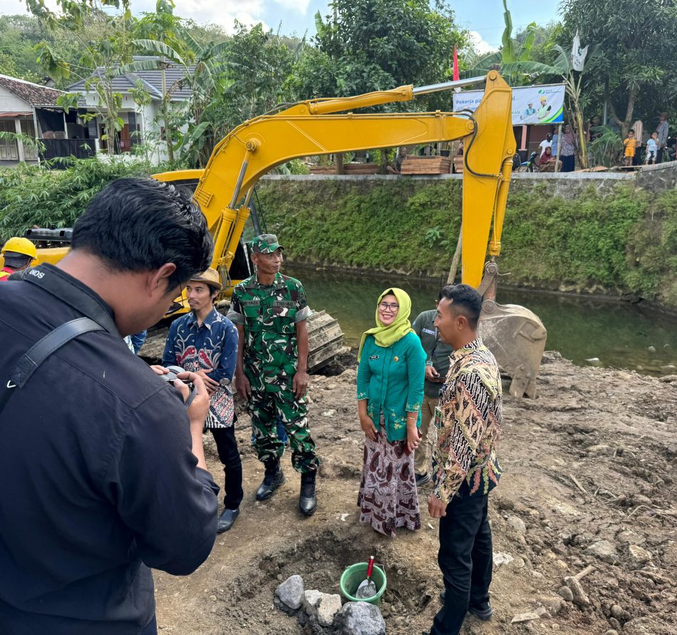 Warga Sentulrejo Gotong Royong Bangun Jembatan Sesek