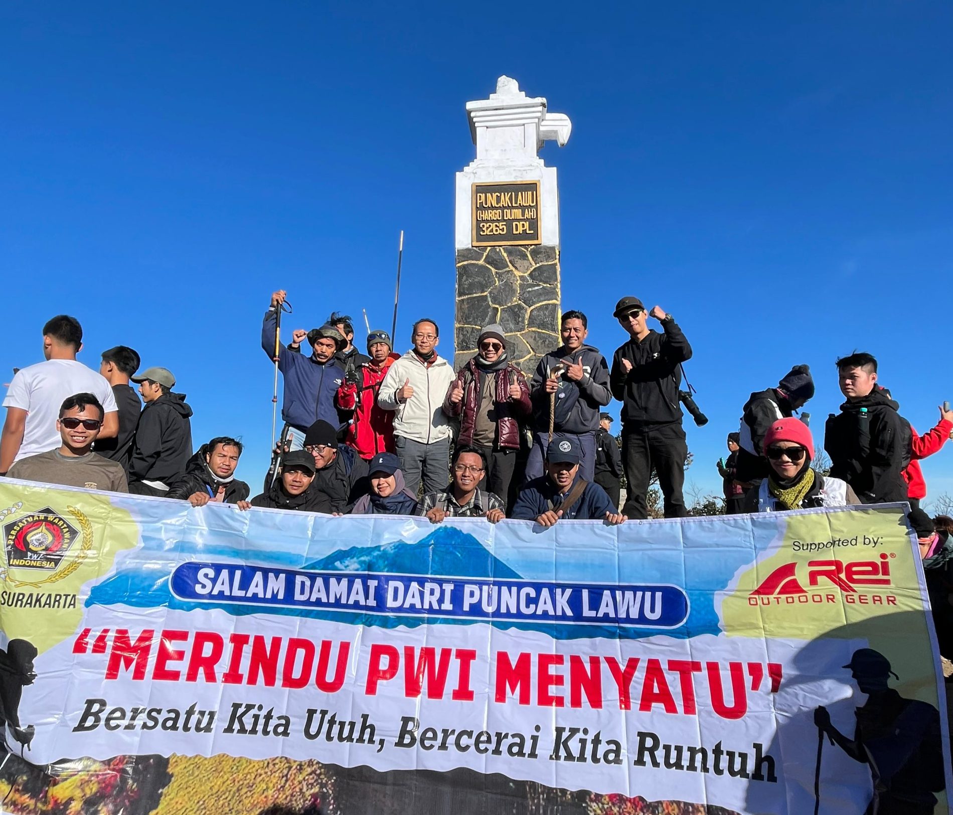 PWI Surakarta Serukan Persatuan PWI dari Puncak Gunung Lawu
