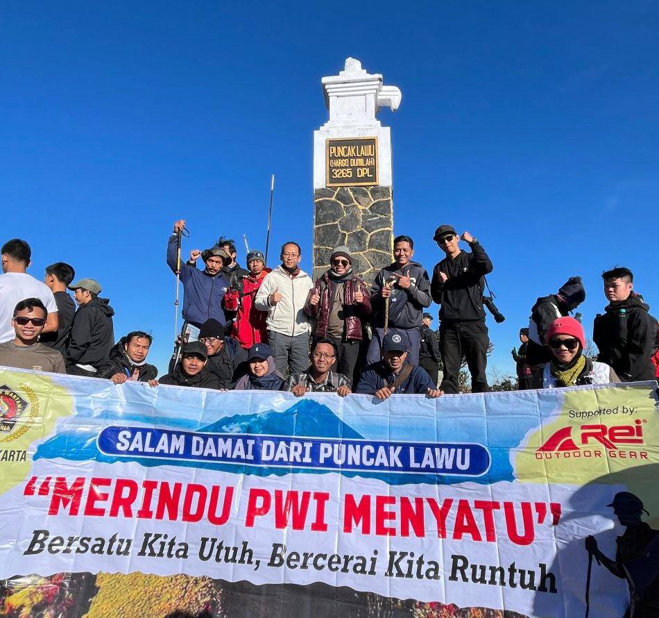 PWI Surakarta Serukan Persatuan PWI dari Puncak Gunung Lawu