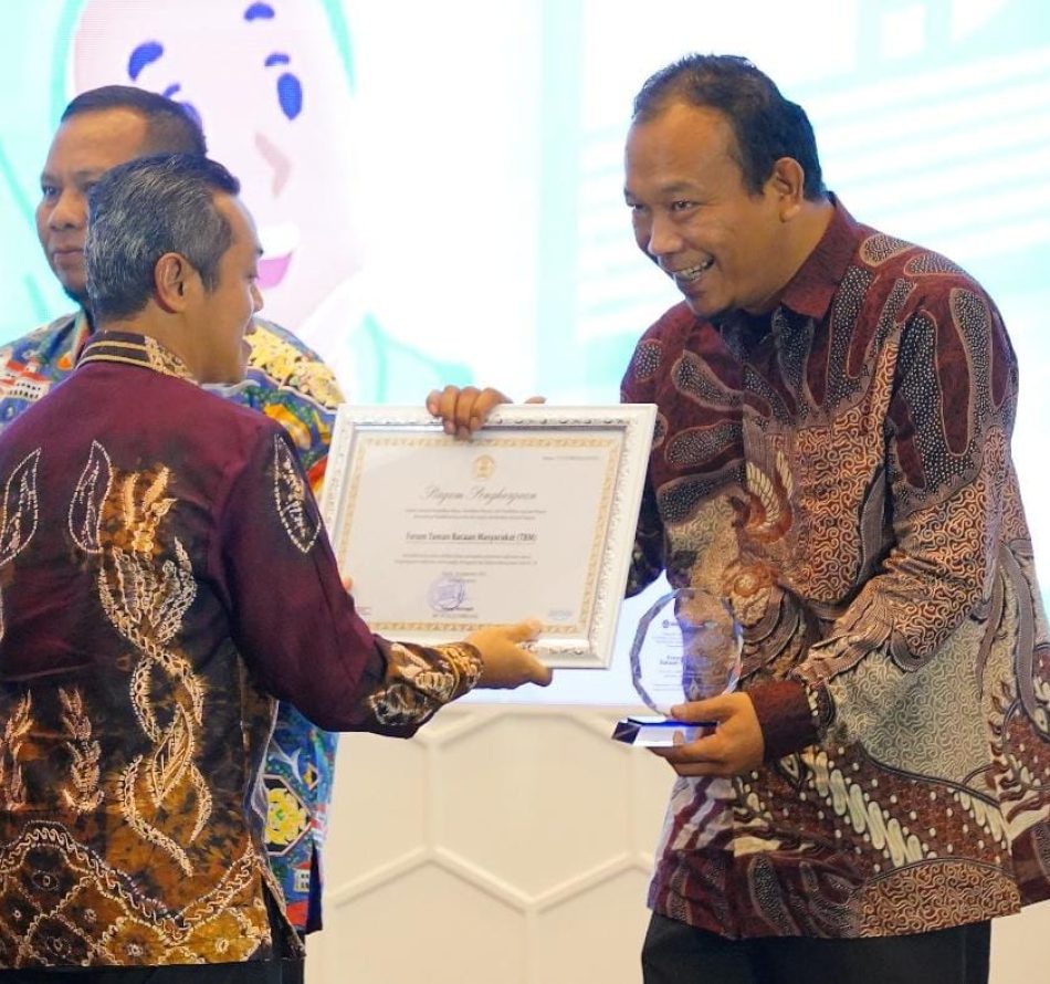 Forum TBM Mendapat Penghargaan Kementerian Dikdasmen pada Peringatan Hari Aksara Internasioal ke-59