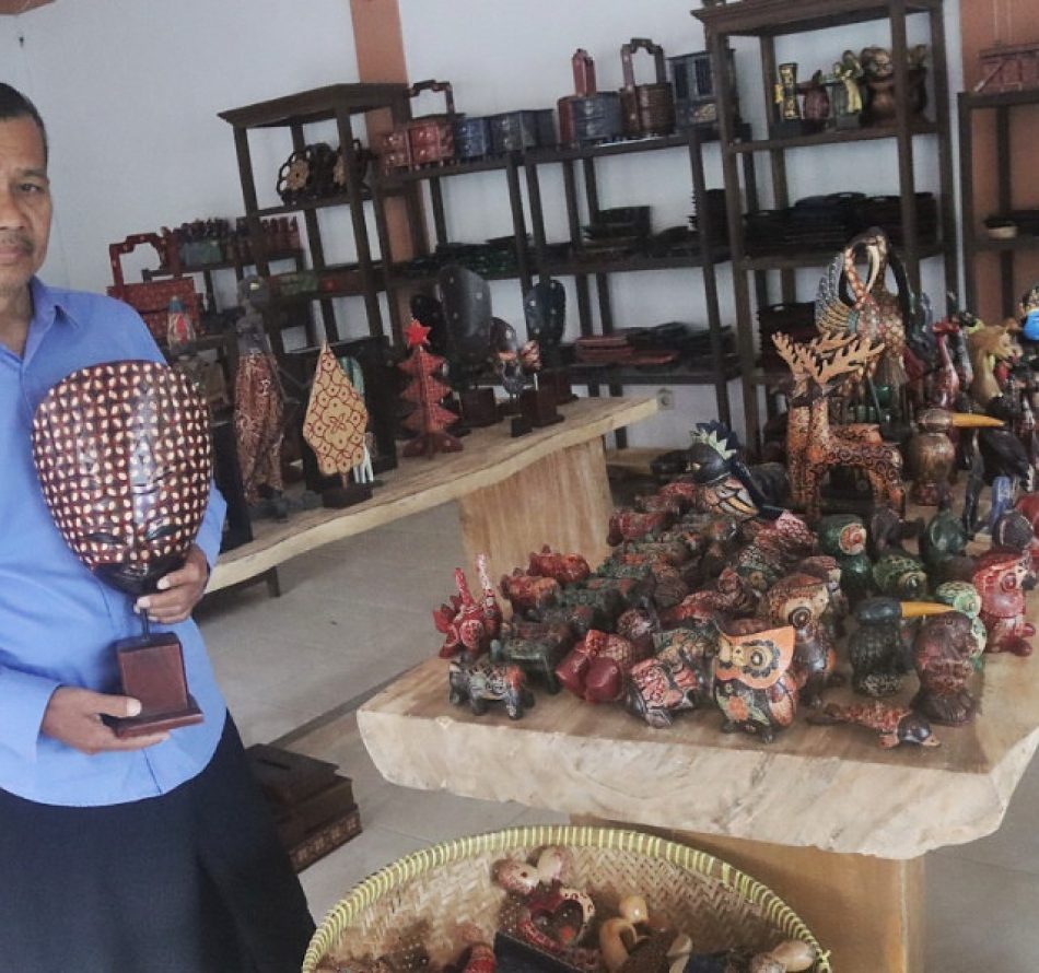 Belajar Membuat Topeng Panji di Sanggar Peni “Omah Batik Kayu” Krebet