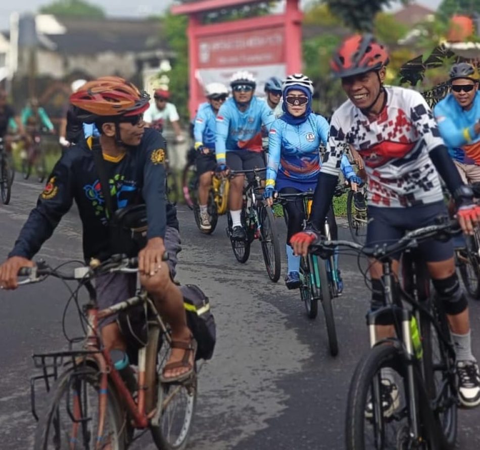 Peserta Bike Camp Federalis, Gowes 17 Kilometer, Lepasliarkan 17 Merpati, Tanam 17 Pohon