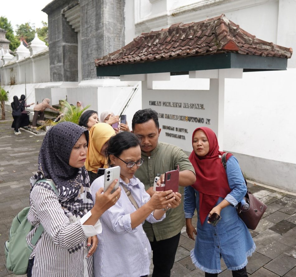 Tingkatkan Kualitas SDM, Warga RW 42 Pringwulung Ikuti Pelatihan Multimedia