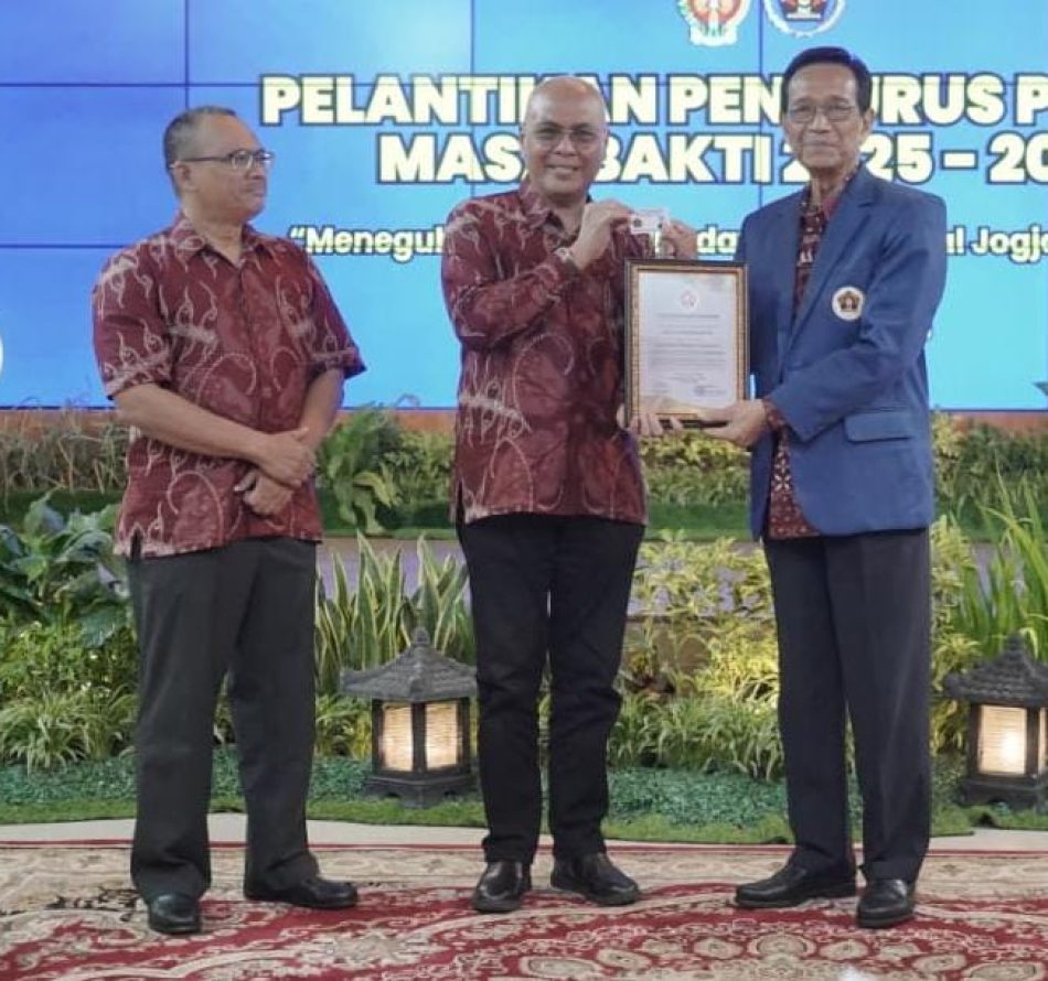 PWI Pusat Anugerahkan Anggota Kehormatan kepada Sultan HB X
