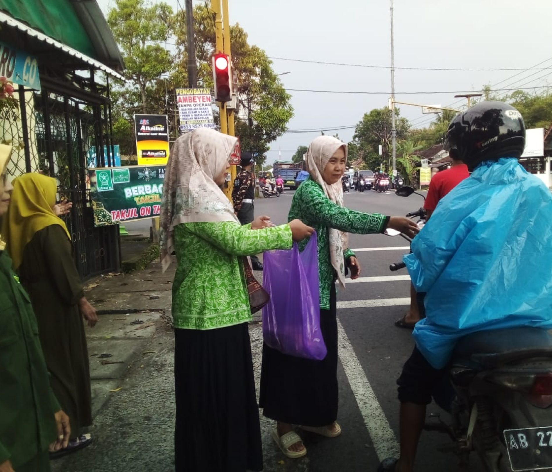 Takjil on The Road, PAC Muslimat-Fatayat NU Sentolo Bagikan Ribuan Paket Takjil