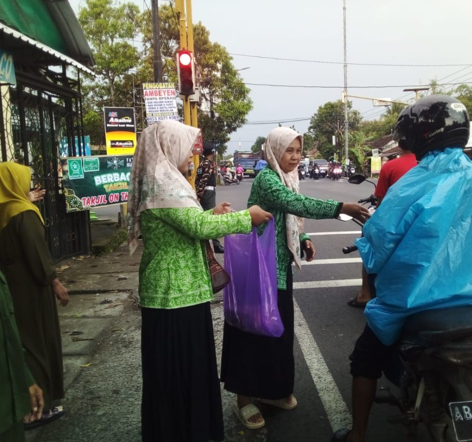 Takjil on The Road, PAC Muslimat-Fatayat NU Sentolo Bagikan Ribuan Paket Takjil