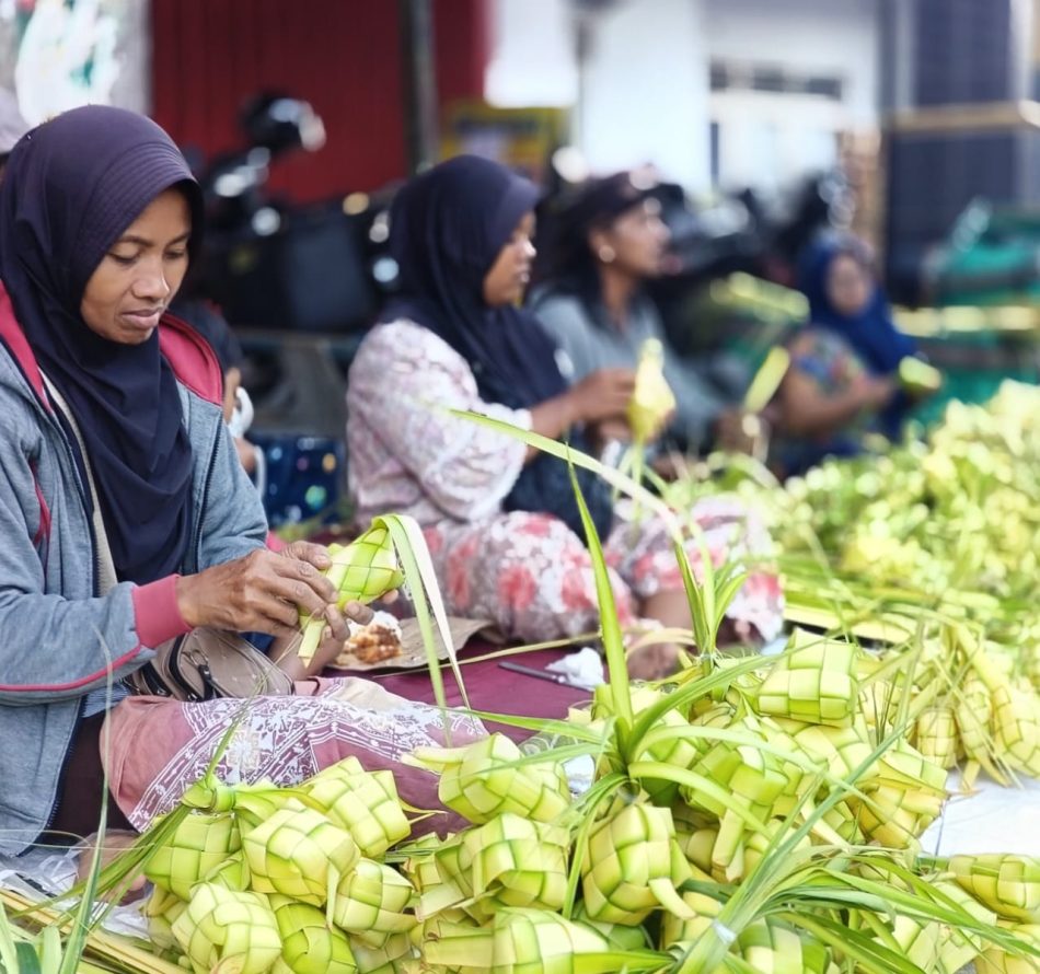 Selongsong Ketupat, Antre Bumbu Giling Hingga Daging Sapi Jadi Pemandangan Di Pasar Kolombo Jelang Idul Fitri 1447 H