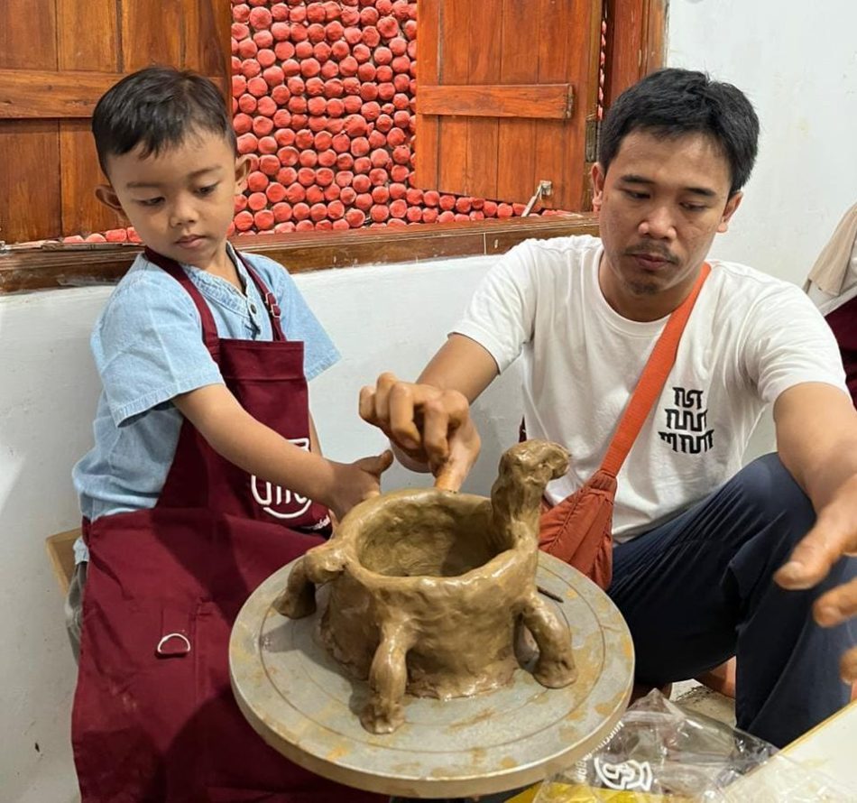Berkunjung ke Museum Gerabah Membuat Anak Berubah