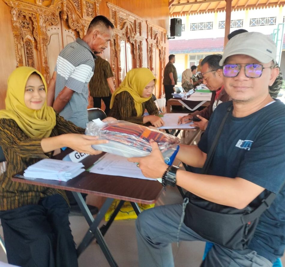 Jaga Kekompakan, 828 Calon Pengurus RT/RW di Condongcatur Terima Seragam Lurik dan ATK