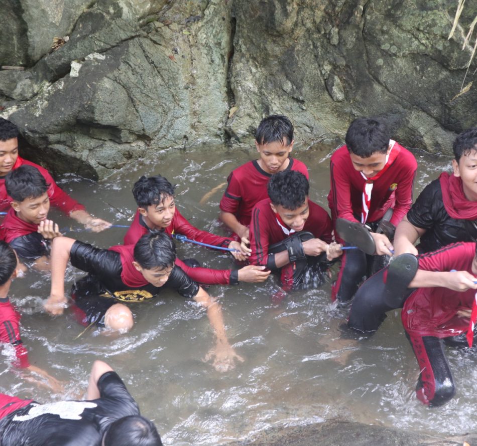 Menyatu dengan Alam, Siswa SMP Negeri 1 Pengasih Uji Kekompakan lewat Susur Sungai di Segajih Live In