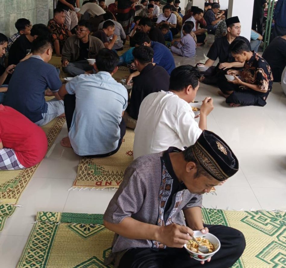 Jumat Berkah, Ratusan Jamaah Salat Jumat Masjid NHK Kayen Nikmati Menu Bakso Gratis