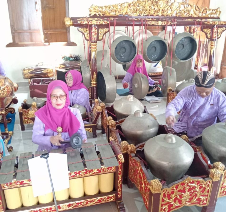 Ikapen Laras Budaya UNY Rutin Latihan Karawitan Jawa di Pendapa Kromoredjan Condongcatur