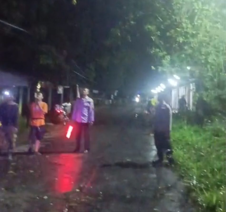 Angin Puting Beliung Memporak-porandakan Rumah dan Merobohkan Pohon di Kegelapan Malam