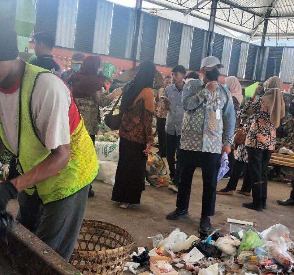 Sekcam Pasarkliwon dan Rombongan Pelajari Tata Kelola Sampah dari Hulu hingga Hilir