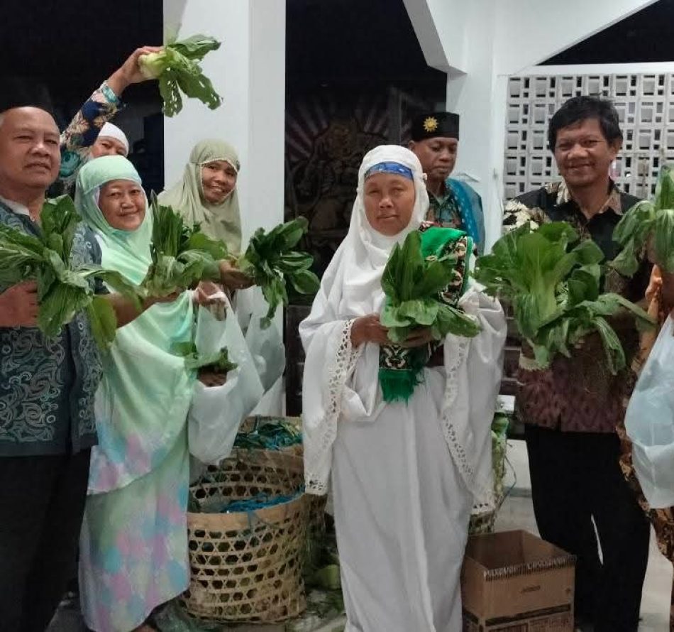 Peduli Petani Kopeng, Takmir Masjid NHK Kayen Borong Sawi Sendok dan Membagikannya Kepada Jamaah