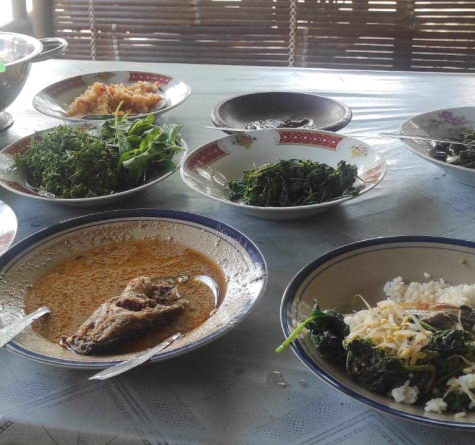 Mangut Lele “Bu Is” Disajikan dengan Trancam dan Plecing