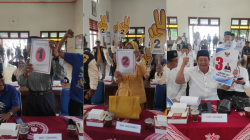 Pengundian Nomor Urut Calon Lurah Baturetno Semarak dengan Peraga Kampanye: Tukimin 1, Sugiyanti 2, Sarjaka 3
