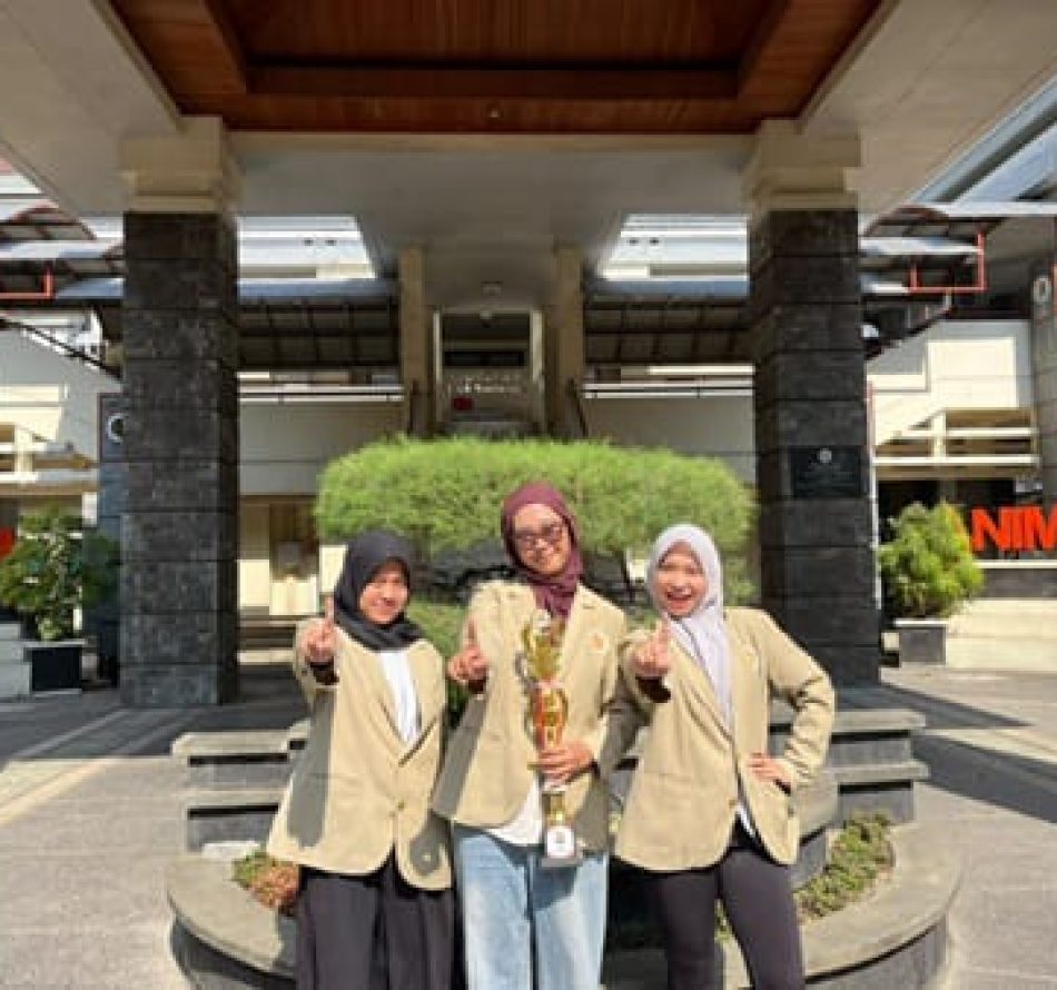 Tim Mahasiswa UGM Raih Juara 1 Kategori Esai Ilmiah HIMAPROTER Business Competition 2026 di IPB University